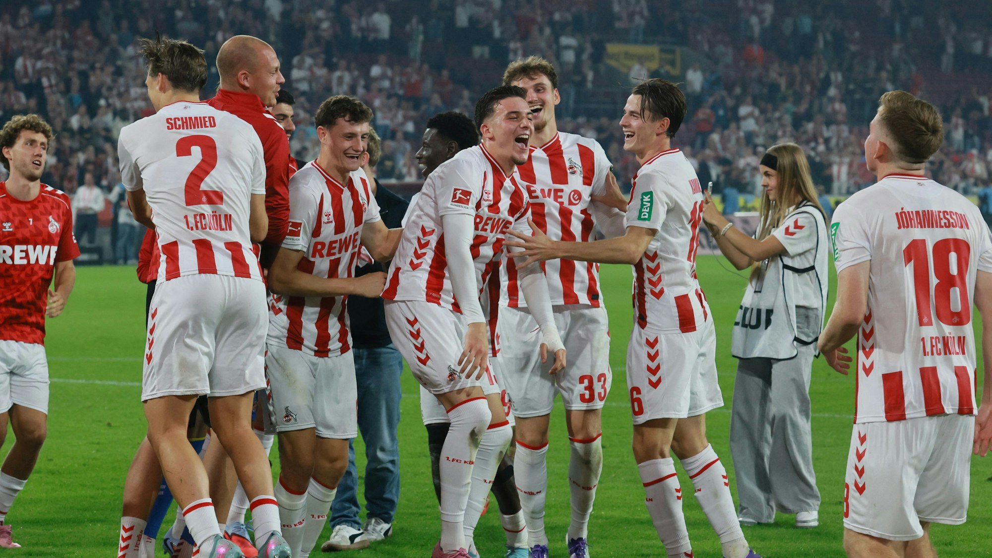Die Kölner Spieler feiern ihren Heimsieg nach Spielende.