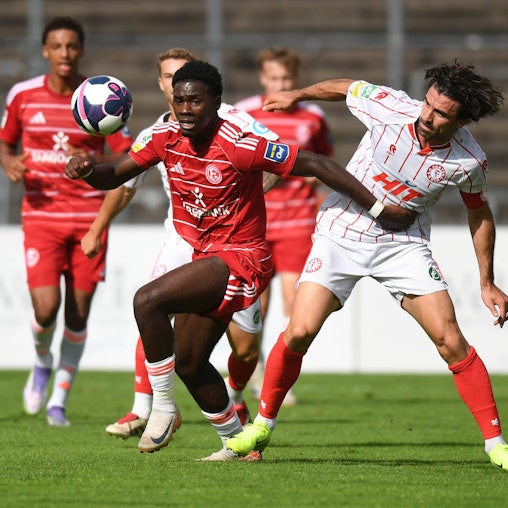 30.08.2025, xophax, Fussball Regionalliga West Fortuna Köln gegen Fortuna Düsseldorf II Mechak Quiala Tito , links Fortuna Düsseldorf und David Haider Kamm Al-Azzawe , rechts Fortuna Köln Köln *** 30 08 2025, xophax, Soccer Regionalliga West Fortuna Cologne vs Fortuna Düsseldorf II Mechak Quiala Tito , left Fortuna Düsseldorf and David Haider Kamm Al Azzawe , right Fortuna Cologne Cologne