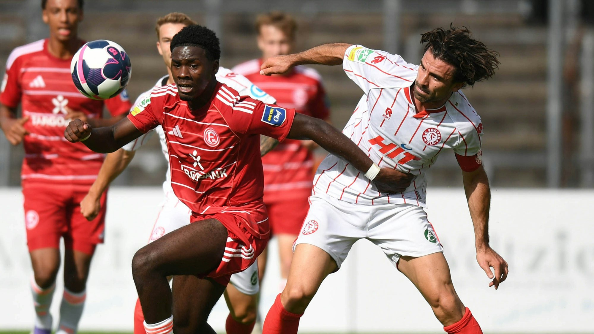 30.08.2025, xophax, Fussball Regionalliga West Fortuna Köln gegen Fortuna Düsseldorf II Mechak Quiala Tito , links Fortuna Düsseldorf und David Haider Kamm Al-Azzawe , rechts Fortuna Köln Köln *** 30 08 2025, xophax, Soccer Regionalliga West Fortuna Cologne vs Fortuna Düsseldorf II Mechak Quiala Tito , left Fortuna Düsseldorf and David Haider Kamm Al Azzawe , right Fortuna Cologne Cologne