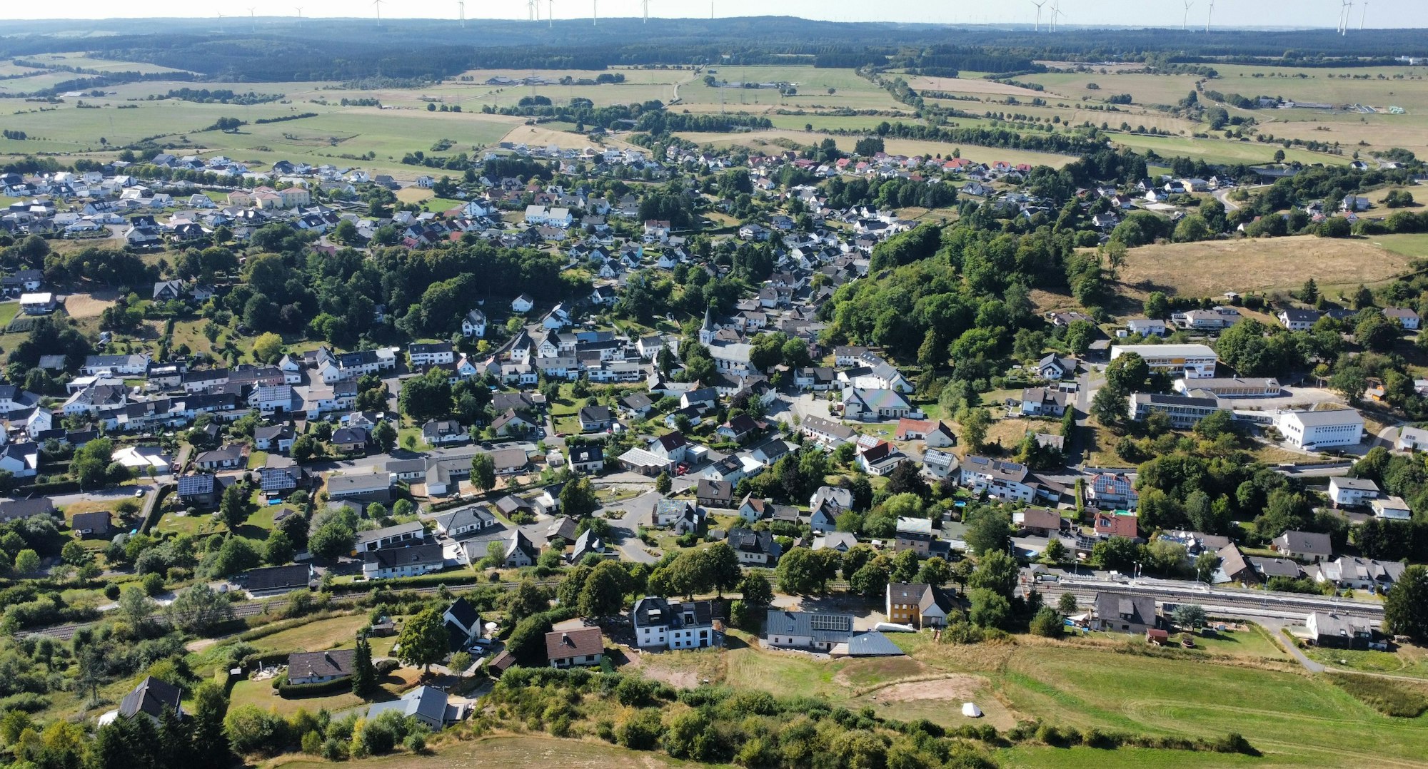 Die Drohnenaufnahme zeigt den Ortskern von Dahlem.