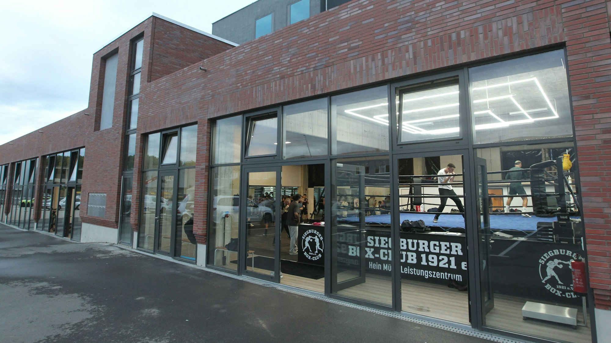 Im ehemaligen Phrix-Gelände hat die Stadt für den Siegburger Box-Club Räumlichkeiten angemietet.