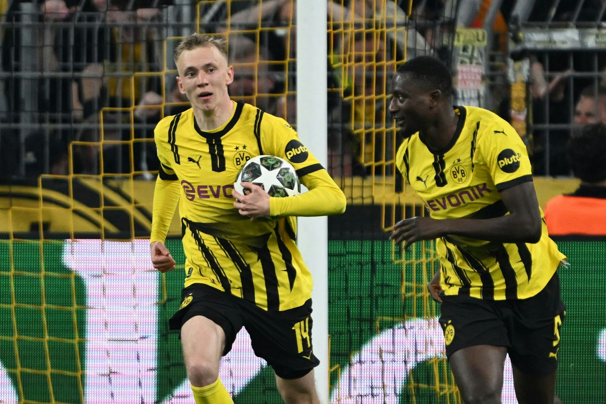 Wechsel kein Thema: Maximilian Beier (l) soll in Dortmund bleiben.