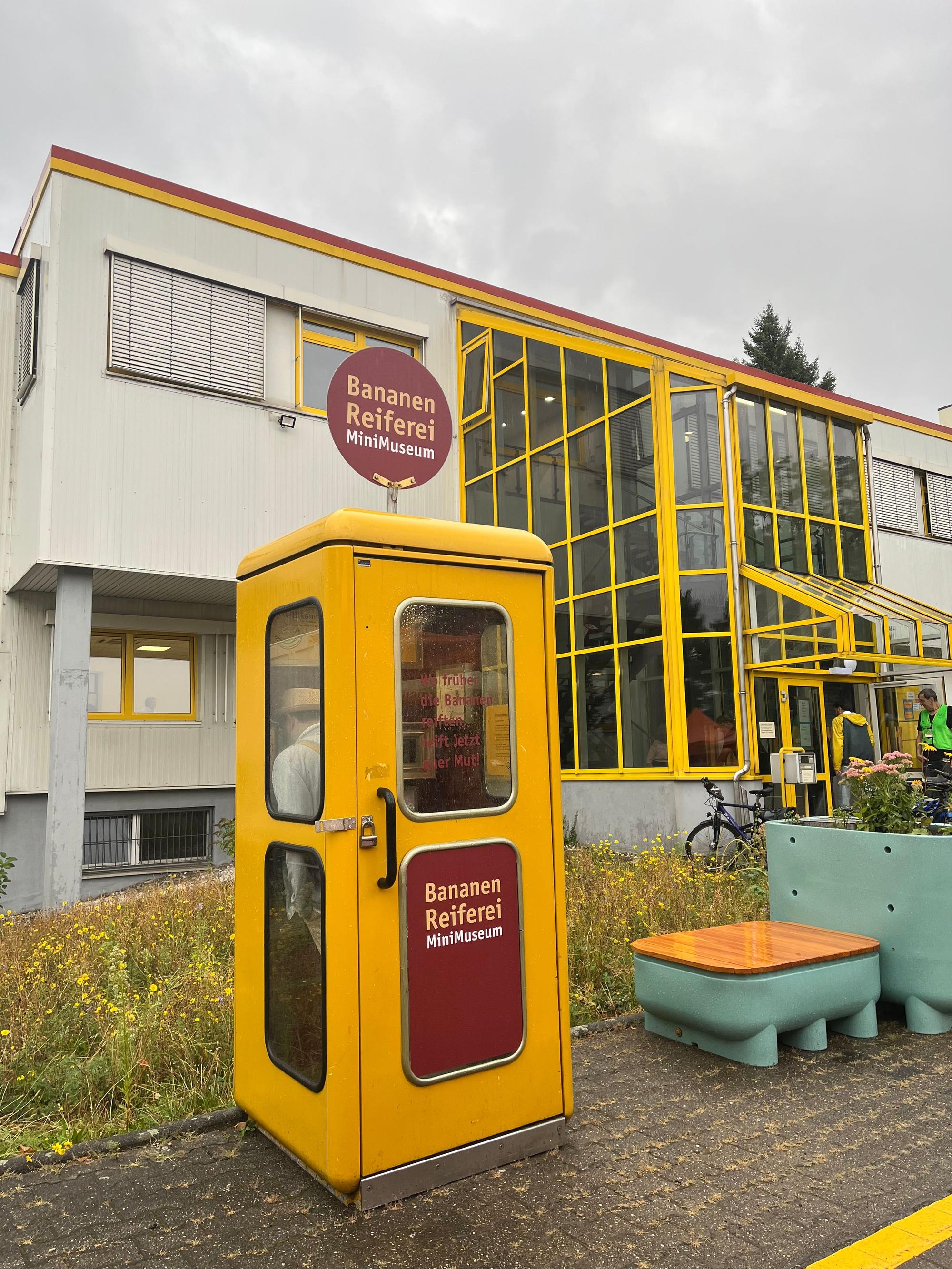 Mini-Museum in einer Telefonzelle zur Geschichte der Bananenreiferei