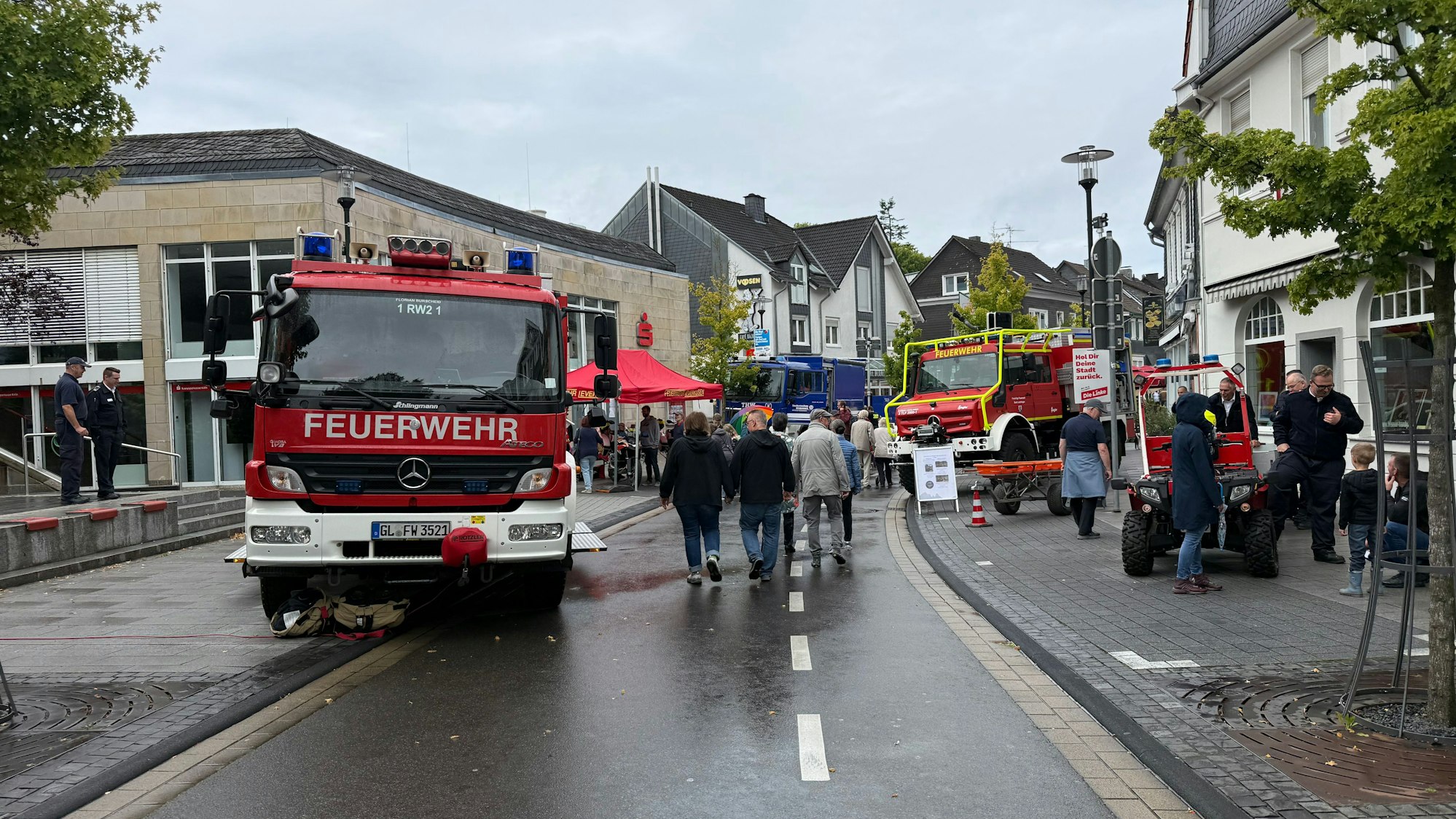 Feuerwehrautos bei einem Fest in der Burscheider Innenstadt