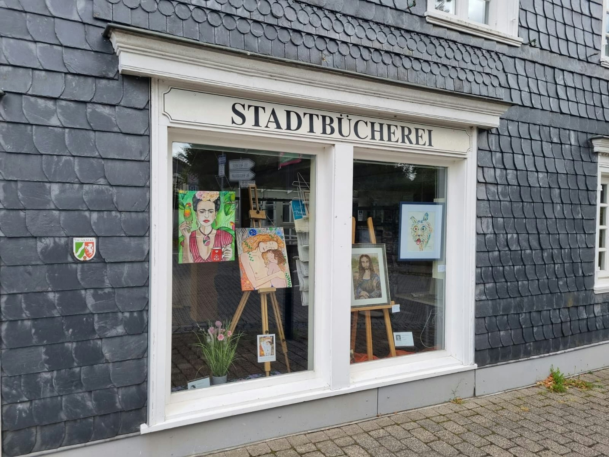 Kunstwerke im Schaufenster der Stadtbibliothek Burscheid