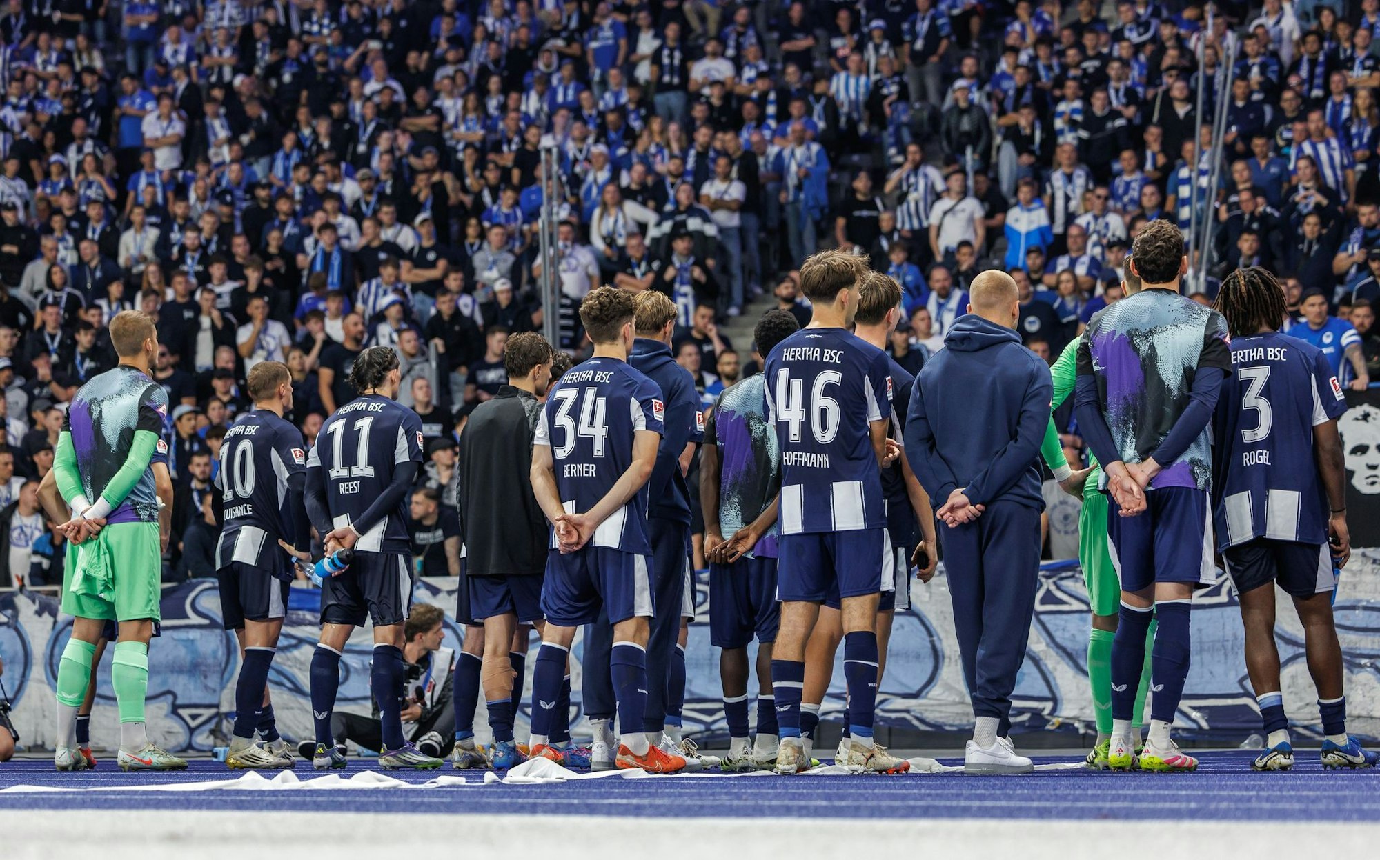 Die Hertha-Profis holten sich eine Standpauke von den Fans in der Ostkurve ab
