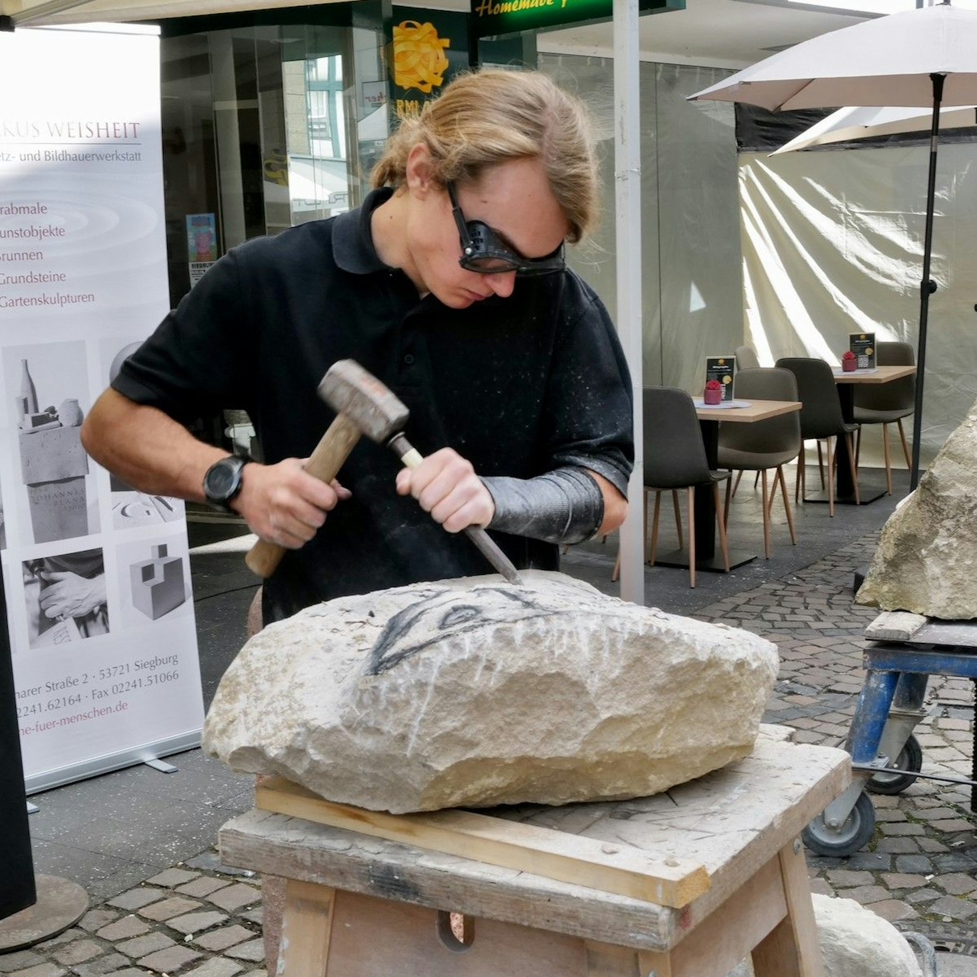Der frisch gebackene Steinmetz Karl Neuenhöfer zeigte wie Bildhauerei funktioniert.