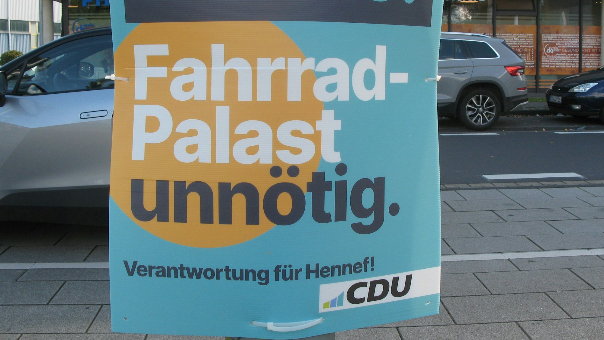Ein Wahlplakat der CDU Hennef. Darauf steht: Fahrradpalast unnötig.