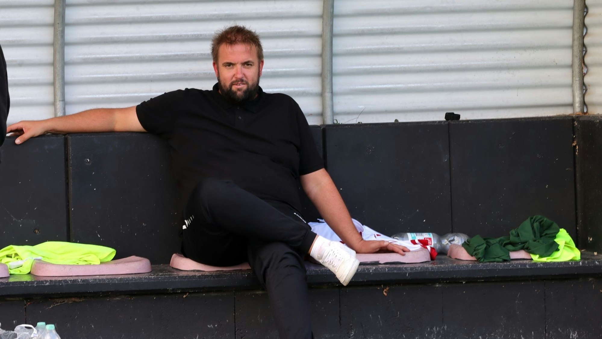 Lommersums neuer Trainer Sebastian Reisenauer sitzt nach dem Spiel auf der Bank.