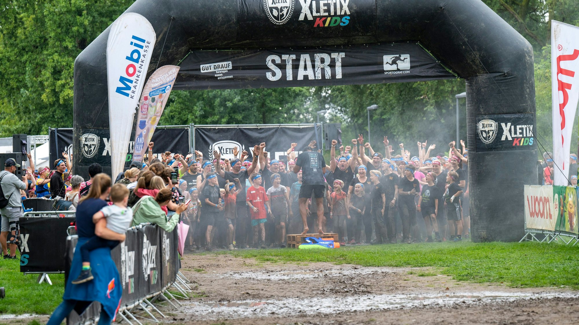 12.08.2023, Köln: Der Hindernislauf ist schlammig und nass. Laufevent XLETIX Kids im Jugendpark. Foto: Uwe Weiser
