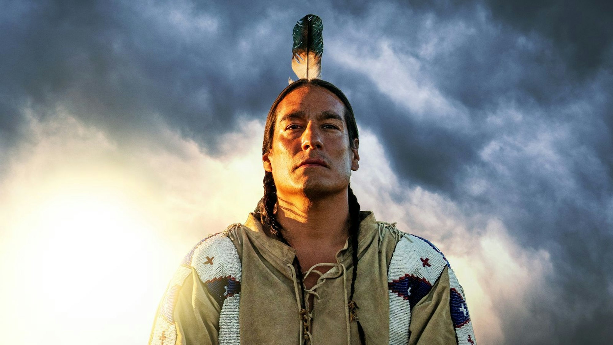 Im Rahmen des Themenwochenendes zur Geschichte Nordamerikas zeigt der HISTORY Channel am 6. September, 20.15 Uhr, erstmals „Sitting Bull“, die Geschichte des legendären Anführers der Lakota. Die Titelfigur wird gespielt von Michael Spears (Foto), selbst ein Angehöriger des Volks der Lakota. (Bild: The HISTORY Channel/A+E Global Media)