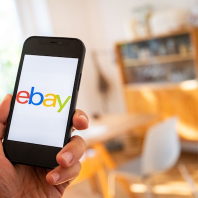 Das Ebay-Logo ist auf einem Smartphone zu sehen. (Symbolbild)