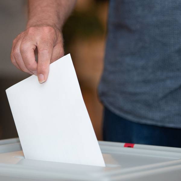 Ein Wähler wirft in einem Wahllokal seinen Stimmzettel in die Wahlurne.