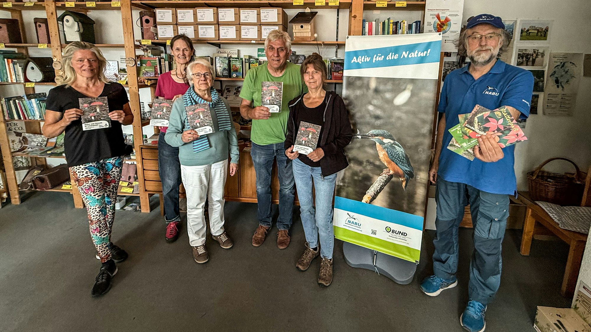 Menschen mit Flyern