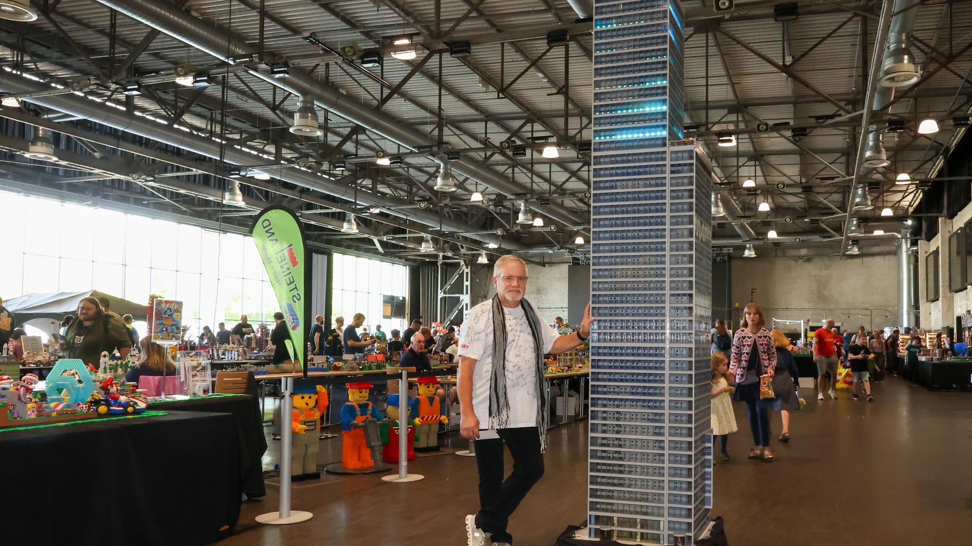 31.08.2025
Köln:
Bei der Lego-Ausstellung „Bricks and Friends“ stellen zahlreiche Aussteller ihre Bauwerke aus den Klemmbausteinen aus. Die Teilnehmer werden auch als AFOLs (Adult Fan of Lego) (Erwachsener Lego-Fan) bezeichnet.
Initiator Jürgen Kropp mit dem Kölntower
Foto: Martina Goyert