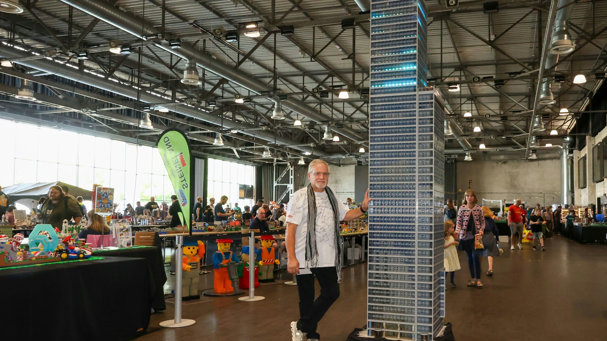 31.08.2025
Köln:
Bei der Lego-Ausstellung „Bricks and Friends“ stellen zahlreiche Aussteller ihre Bauwerke aus den Klemmbausteinen aus. Die Teilnehmer werden auch als AFOLs (Adult Fan of Lego) (Erwachsener Lego-Fan) bezeichnet.
Initiator Jürgen Kropp mit dem Kölntower
Foto: Martina Goyert