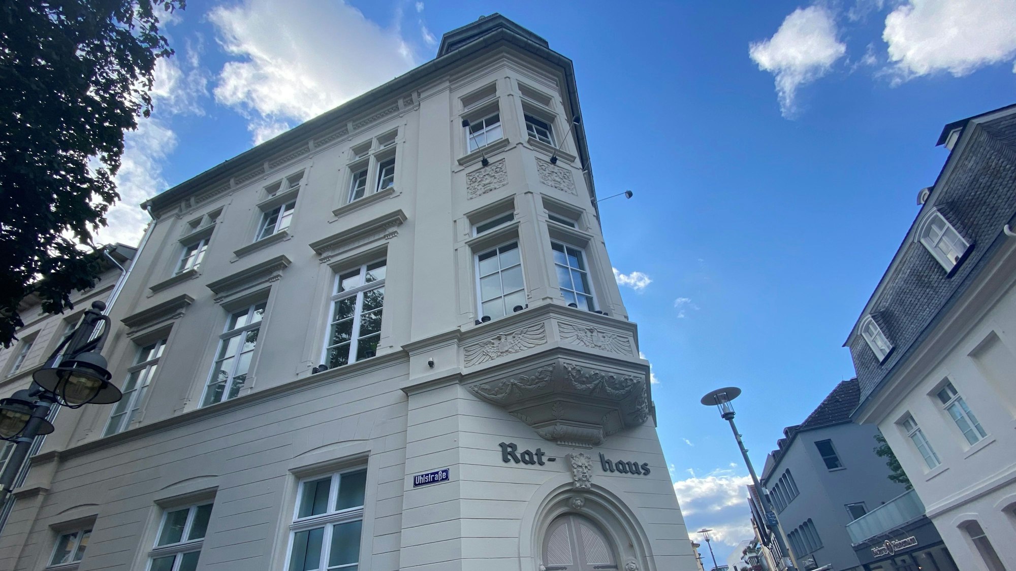 Zu sehen ist das Brühler Rathaus.