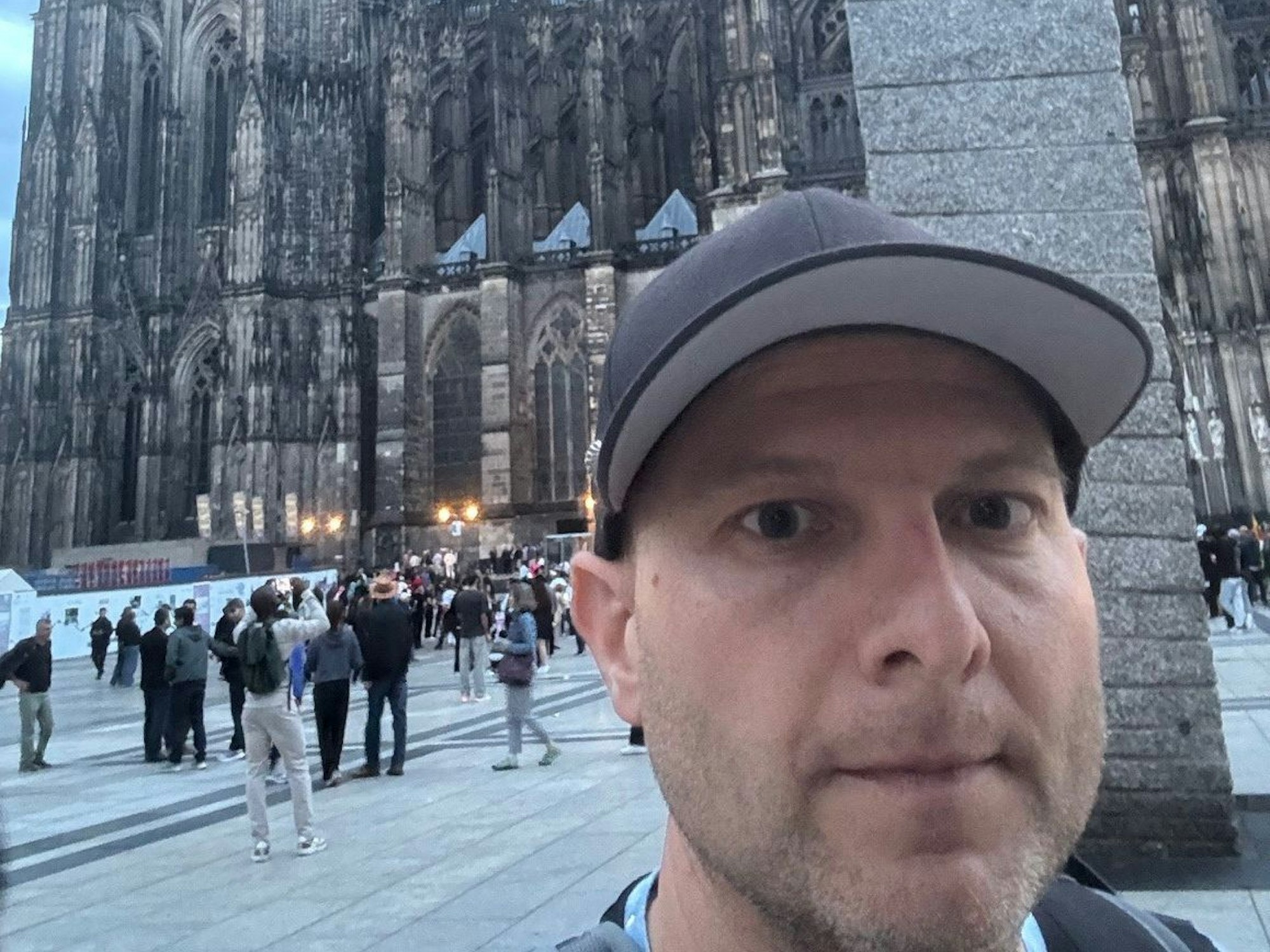 Das Bild zeigt den Euskirchener Matthias Stupp vor dem Kölner Dom.