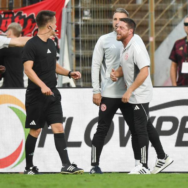 Düsseldorfs Angreifer Mechak Quiala Tito (l.) soll im Spiel gegen Fortuna Köln rassistisch beleidigt worden sein