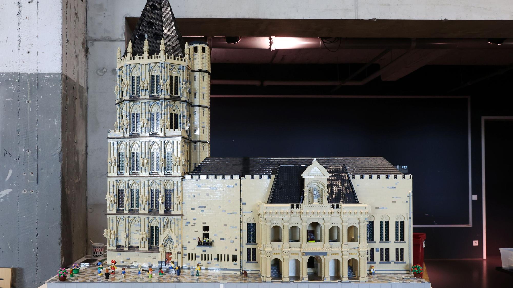 31.08.2025
Köln:
Bei der Lego-Ausstellung „Bricks and Friends“ stellen zahlreiche Aussteller ihre Bauwerke aus den Klemmbausteinen aus. Die Teilnehmer werden auch als AFOLs (Adult Fan of Lego) (Erwachsener Lego-Fan) bezeichnet.
Historisches Rathaus
Foto: Martina Goyert