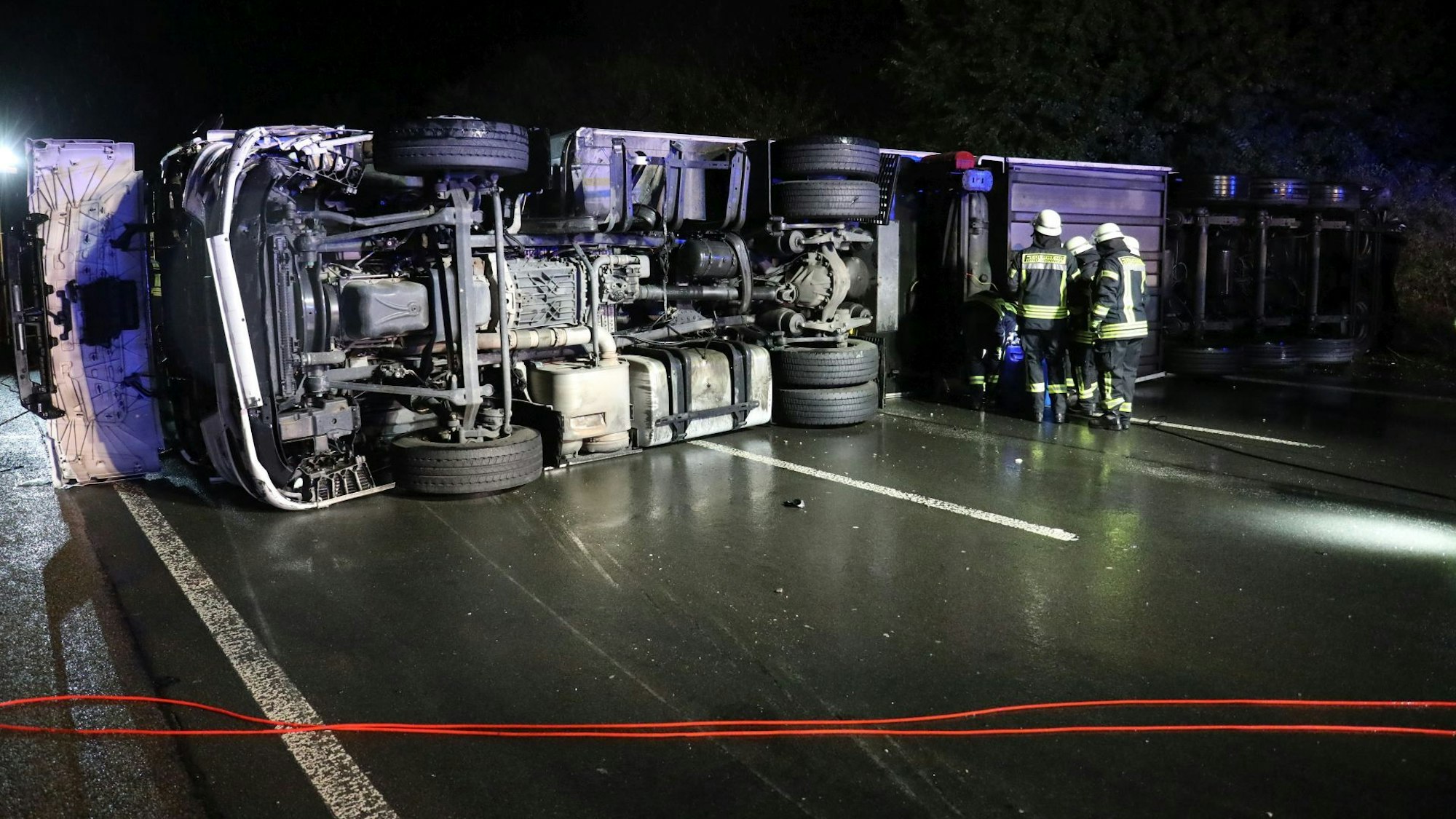 Auf der A3 bei Bad Honnef ist ein Lkw umgekippt. Dabei wurden die Tanks beschädigt und Diese lief auf. Der Lkw hatte Haushaltsgeräte geladen.