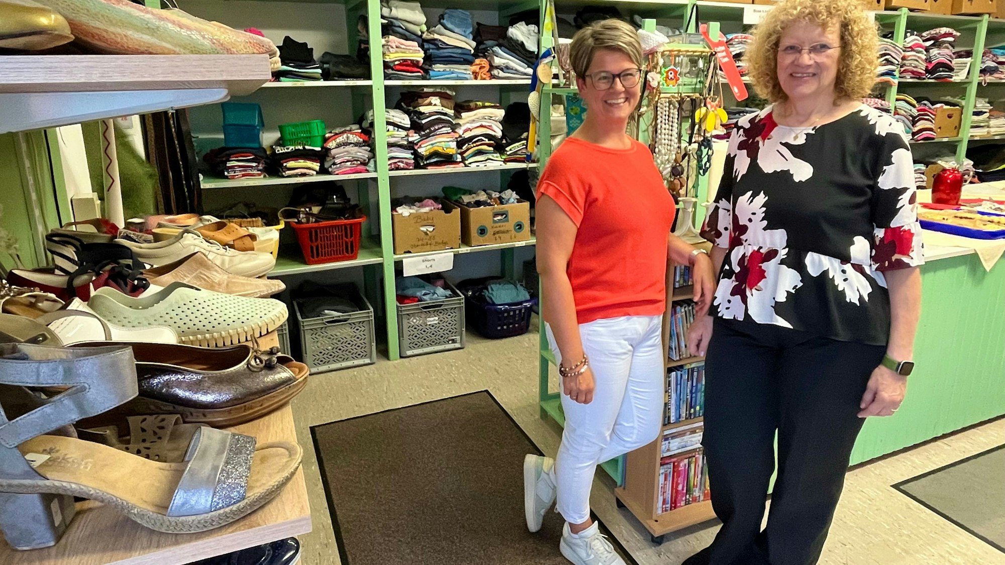 Nicole Brinkmann (l) und Andrea Wetzstein feiern 60 Jahre Kleiderkammer der Caritas in Wiesdorf