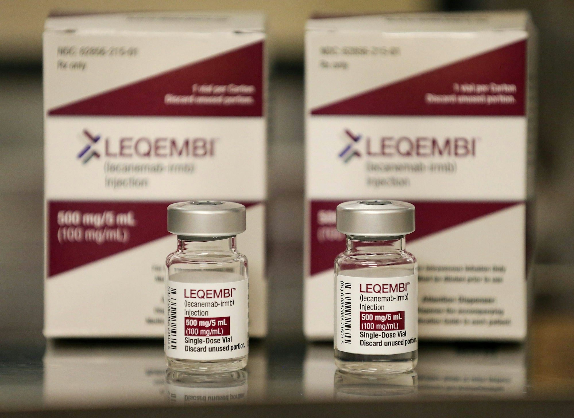 Nahaufnahme mehrerer Fläschchen von Leqembi, einem neuen Alzheimer-Medikament.