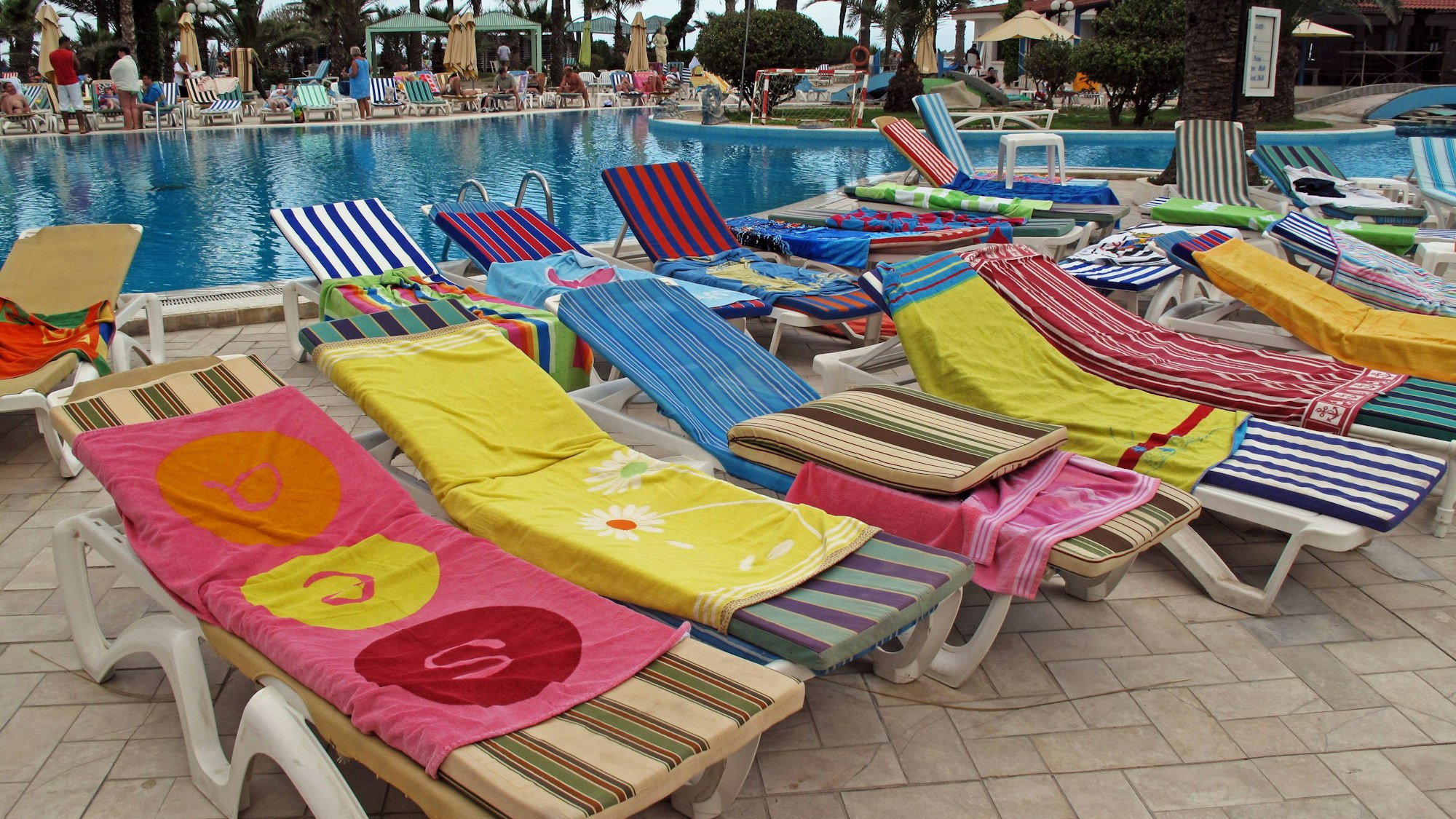 Auf Teneriffa schlafen die Urlauber nachts am Pool, um sich in den frühen Morgenstunden die besten Liegen zu sichern. (Symbolbild)