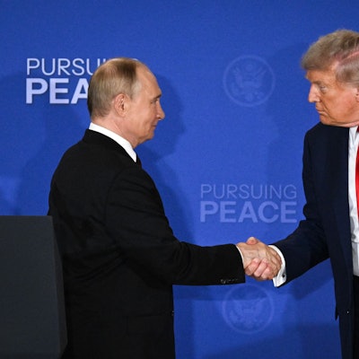 US-Präsident Donald Trump (rechts) und der russische Präsident Wladimir Putin geben sich am Ende einer gemeinsamen Pressekonferenz in Alaska am 15. August die Hand. (Archivbild)