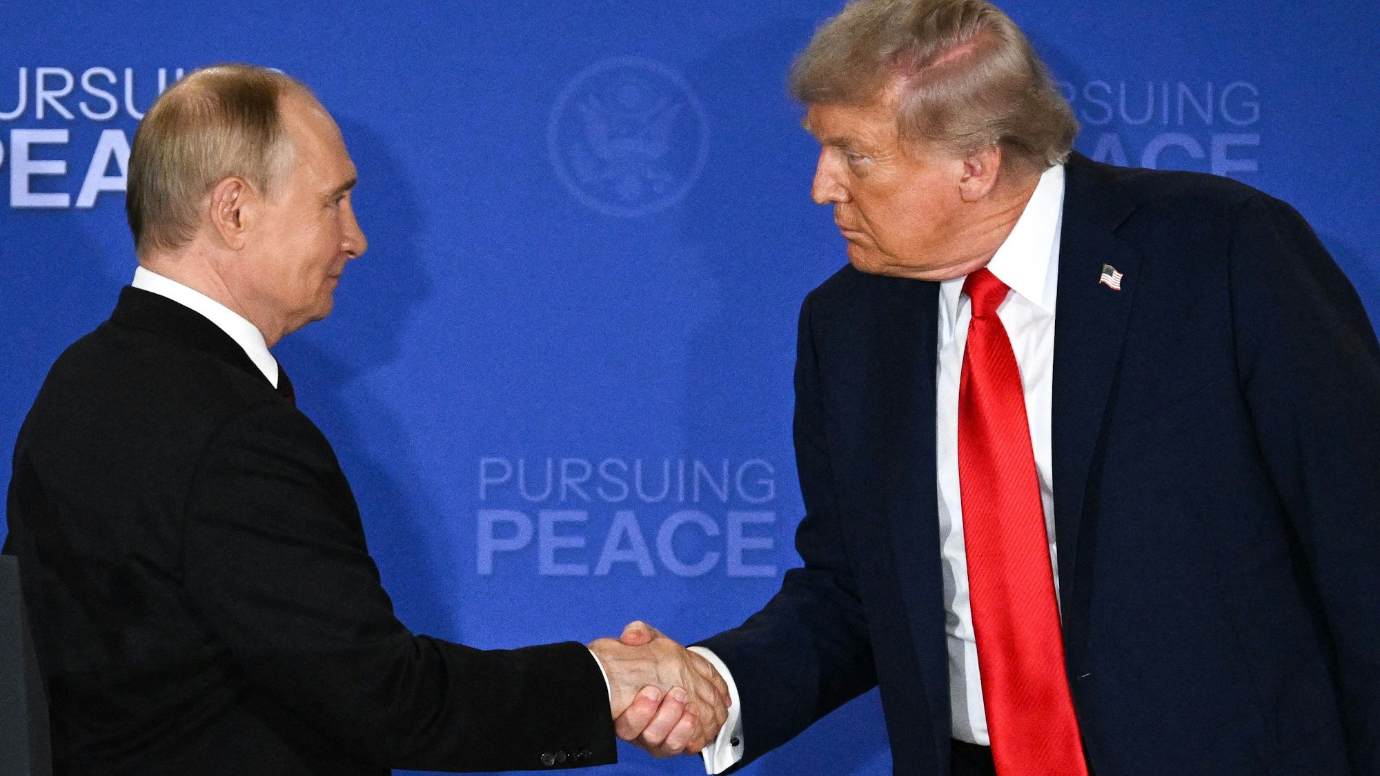 US-Präsident Donald Trump (rechts) und der russische Präsident Wladimir Putin geben sich am Ende einer gemeinsamen Pressekonferenz in Alaska am 15. August die Hand. (Archivbild)