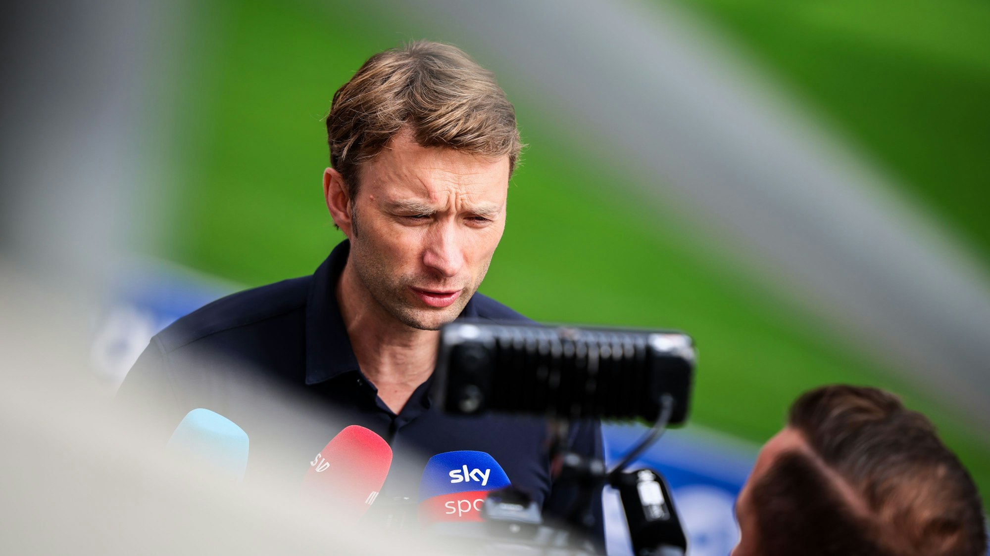 Simon Rolfes, Geschäftsführer Sport bei Bayer 04 Leverkusen, mit einem Statement vor Pressevertretern nach der Entlassung von Trainer Erik ten Haag.