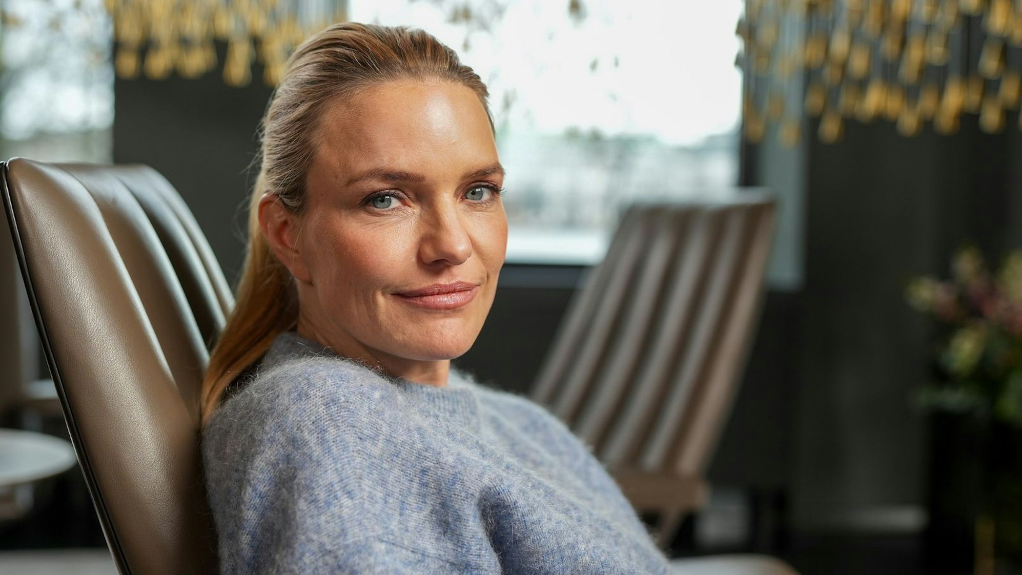 „Was verdient Deutschland?“: Sarah Tacke hakt für die Doku „Die Wahrheit über Arbeit und Geld“ bei Menschen aller Gehaltsklassen nach.
(Bild: ZDF/Jonathan Schönau)