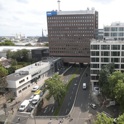 Das Filmhaus des WDR (Westdeutscher Rundfunk) steht mit seiner hellen Fassade an der Nord-Süd-Fahrt.