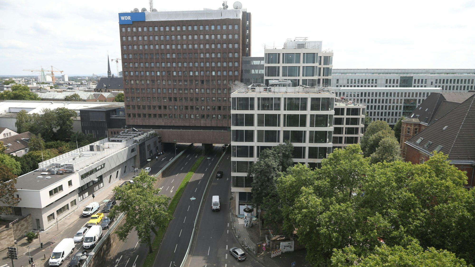 Das Filmhaus des WDR (Westdeutscher Rundfunk) steht mit seiner hellen Fassade an der Nord-Süd-Fahrt.
