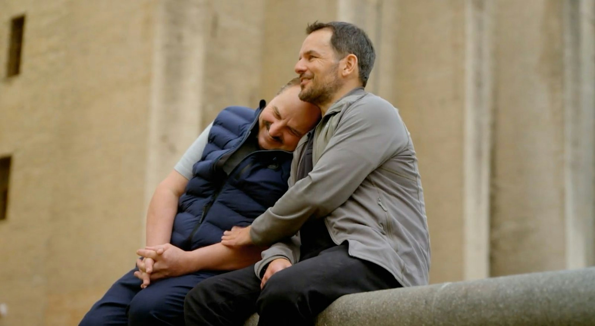 Am Ende muste auch ein bisschen getröstet werden: Johann Lafer und Steffen Henssler wagten sich für „Grenzenlos Genial Gekocht“ (VOX) zur Pizza-WM in Parma - und landeten in der Pizza-Hölle. (Bild: RTL)