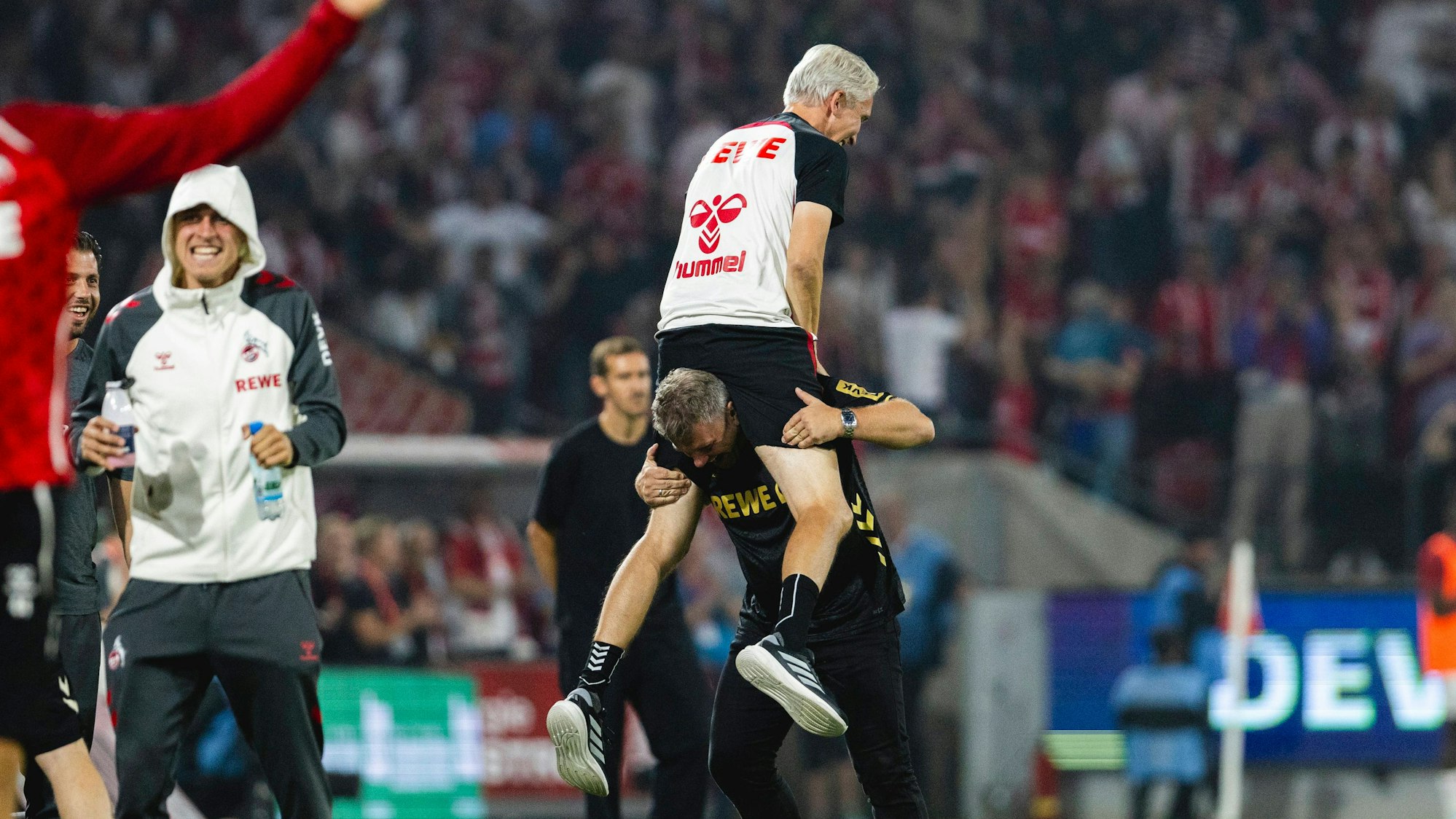 Köln, RheinEnergieStadion, 31.08.2025: Head coach Lukas Kwasniok of Koeln celebrates the 3:0 goal from Jan Thielmann of Koeln the 1.Bundesliga 1.FC Koeln vs. SC Freiburg. *** Köln, RheinEnergieStadion, 31 08 2025 Head coach Lukas Kwasniok of Koeln celebrates the 3 0 goal from Jan Thielmann of Koeln the 1 Bundesliga 1 FC Koeln vs SC Freiburg