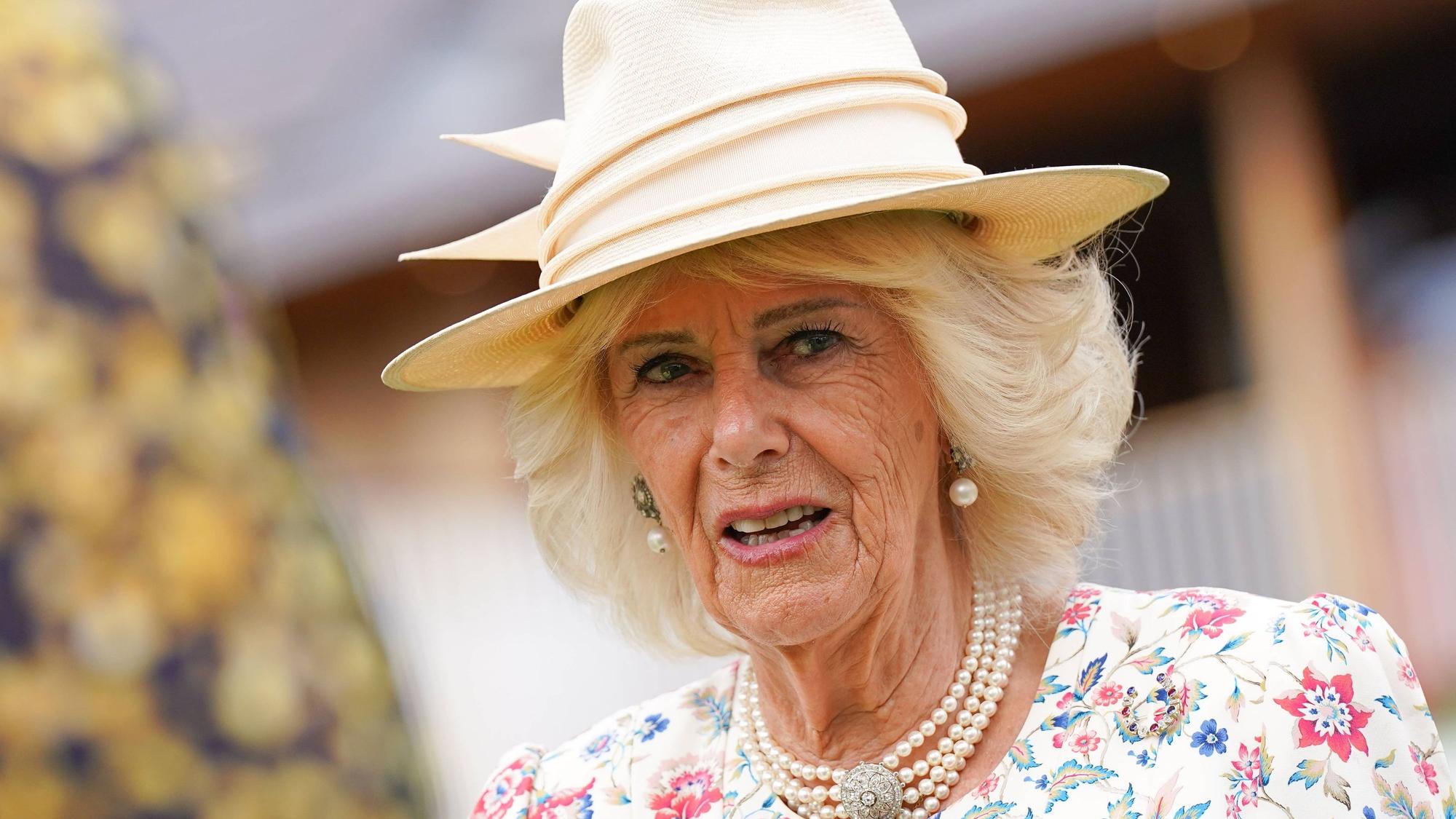 Königin Camilla schaut ernst.