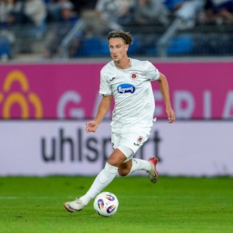 Jonah Benedict Sticker Viktoria, 33, am Ball, Freisteller, Ganzkörper, Einzelbild, Einzelfoto, Aktion, Action, 24.08.2025, Mannheim Deutschland, Fussball, 3. Liga, SV Waldhof Mannheim - FC Viktoria Köln, DFB/DFL REGULATIONS PROHIBIT ANY USE OF PHOTOGRAPHS AS IMAGE SEQUENCES AND/OR QUASI-VIDEO. *** Jonah Benedict Sticker Viktoria, 33 , on the ball, cropped, full body, single image, single photo, action, action, 24 08 2025, Mannheim Germany , Football, 3 Liga, SV Waldhof Mannheim FC Viktoria Köln, DFB DFL REGULATIONS PROHIBIT ANY USE OF PHOTOGRAPHS AS IMAGE SEQUENCES AND OR QUASI VIDEO xozx