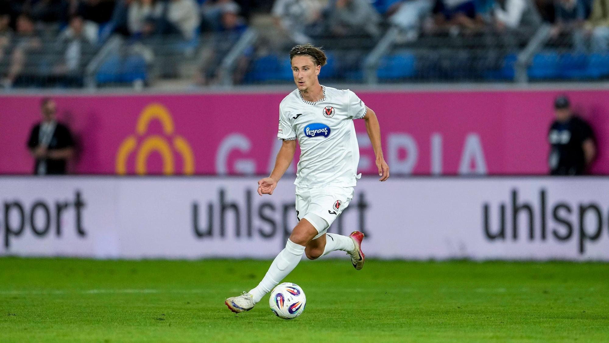 Jonah Benedict Sticker Viktoria, 33, am Ball, Freisteller, Ganzkörper, Einzelbild, Einzelfoto, Aktion, Action, 24.08.2025, Mannheim Deutschland, Fussball, 3. Liga, SV Waldhof Mannheim - FC Viktoria Köln, DFB/DFL REGULATIONS PROHIBIT ANY USE OF PHOTOGRAPHS AS IMAGE SEQUENCES AND/OR QUASI-VIDEO. *** Jonah Benedict Sticker Viktoria, 33 , on the ball, cropped, full body, single image, single photo, action, action, 24 08 2025, Mannheim Germany , Football, 3 Liga, SV Waldhof Mannheim FC Viktoria Köln, DFB DFL REGULATIONS PROHIBIT ANY USE OF PHOTOGRAPHS AS IMAGE SEQUENCES AND OR QUASI VIDEO xozx