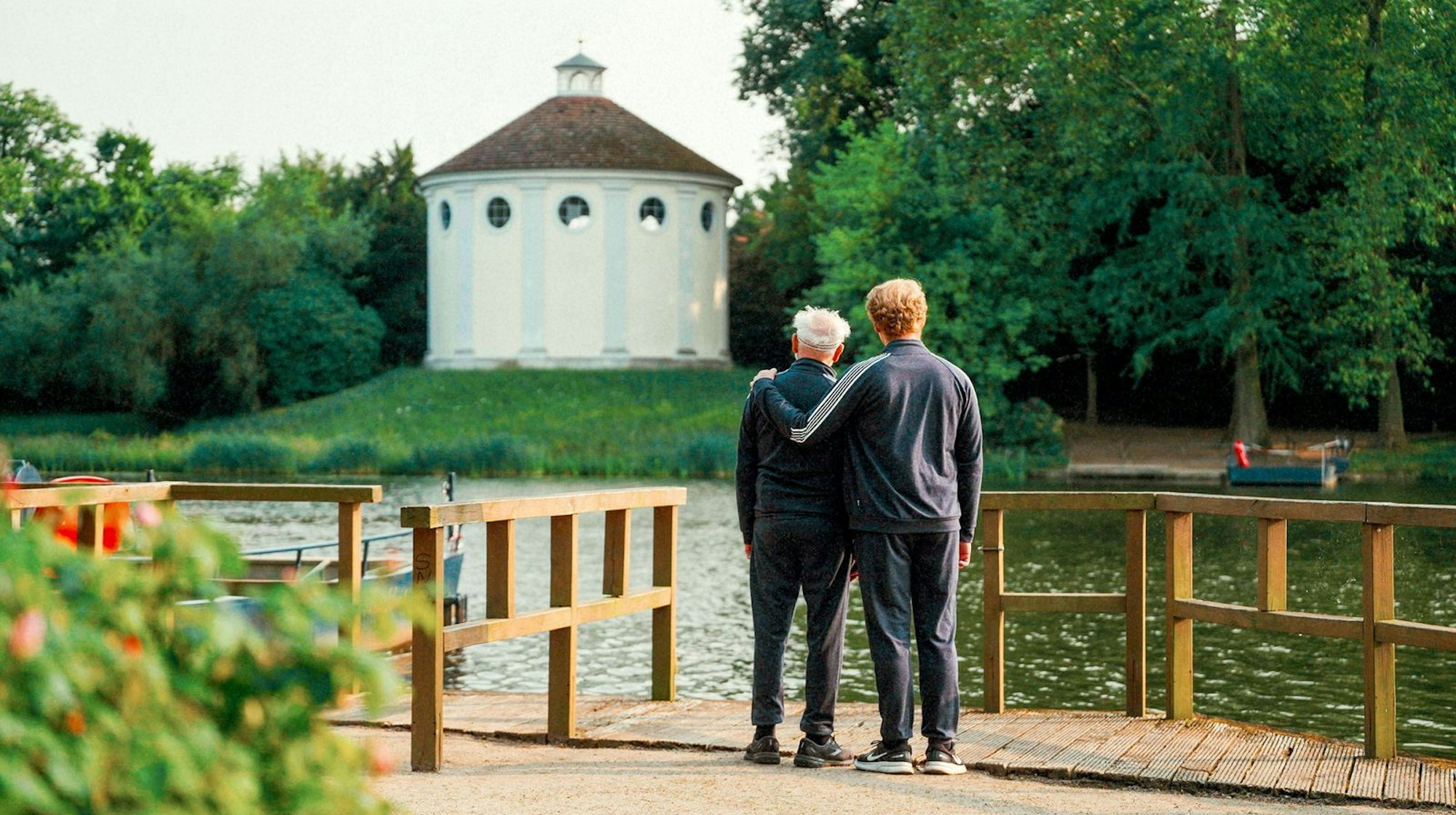 Dieter Hallervorden und sein Sohn Johannes Hallervorden blicken auf die Synagoge im Wörlitzer Park Dessau. (Bild: WDR/eitelsonnenschein/Till Vielrose)