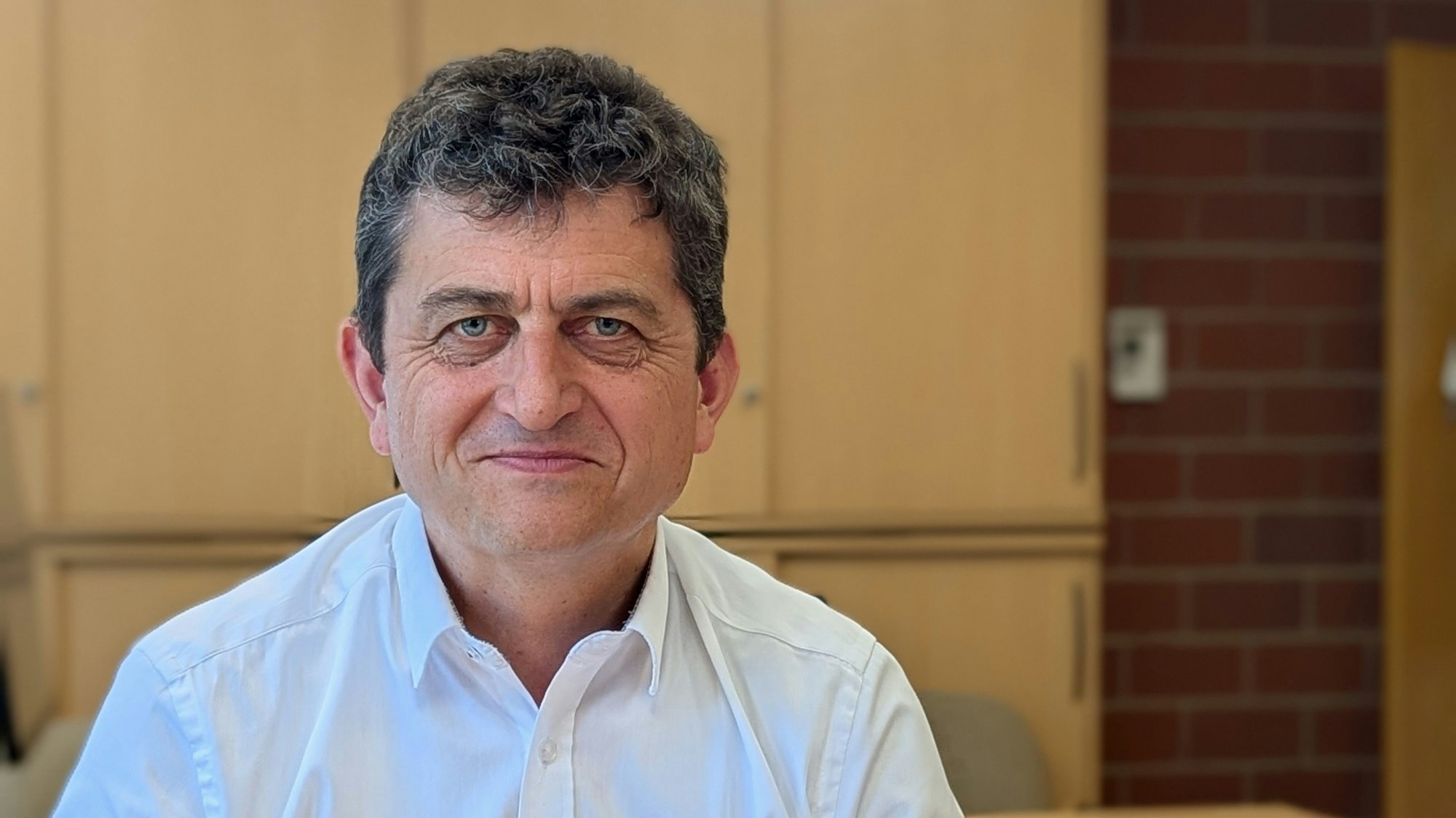 Das Foto zeigt Michael Kleofasz im Fraktionsbüro der SPD.