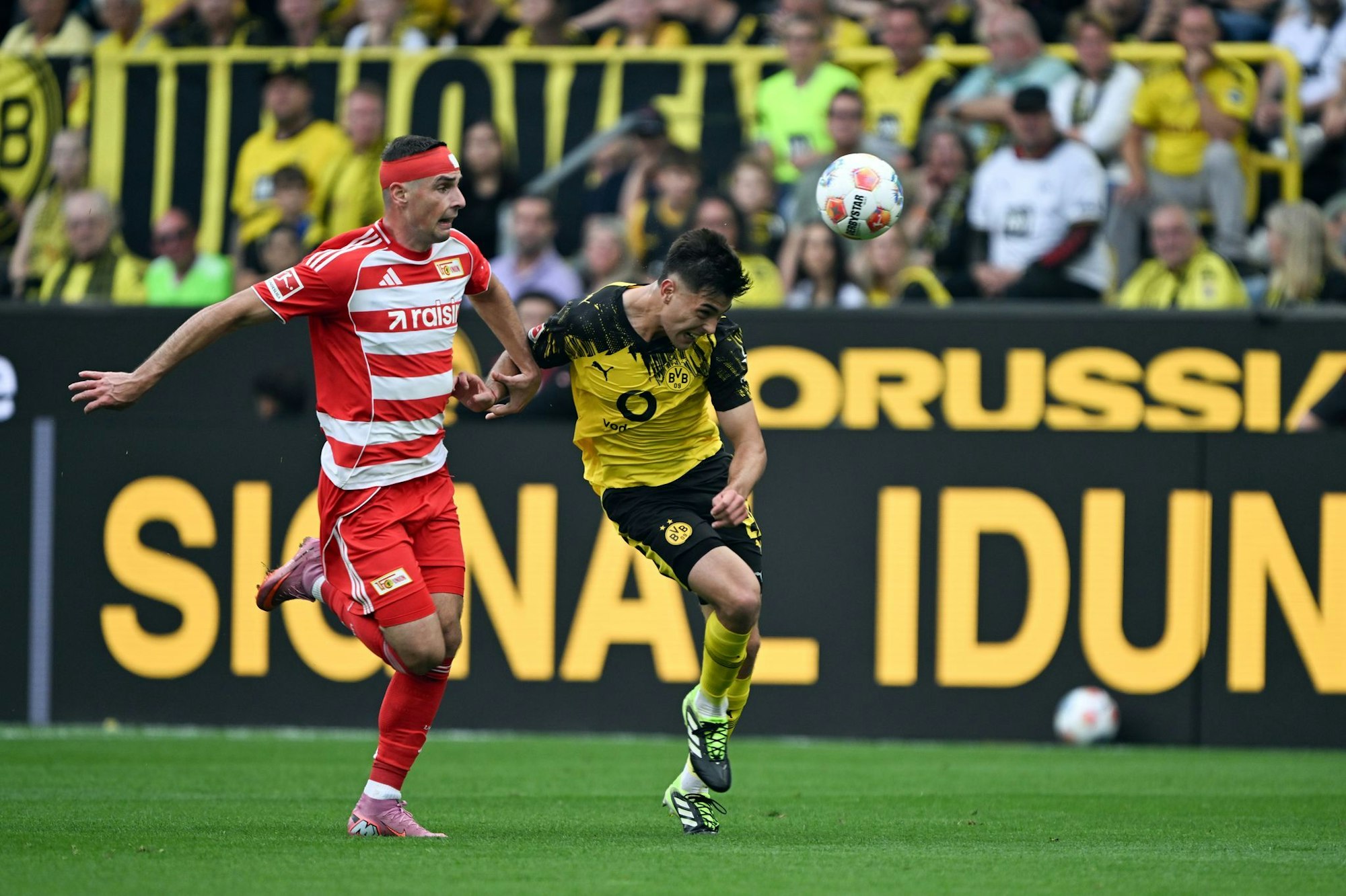 Aarón Anselmino (r.) machte ein starkes Debüt für Borussia Dortmund.