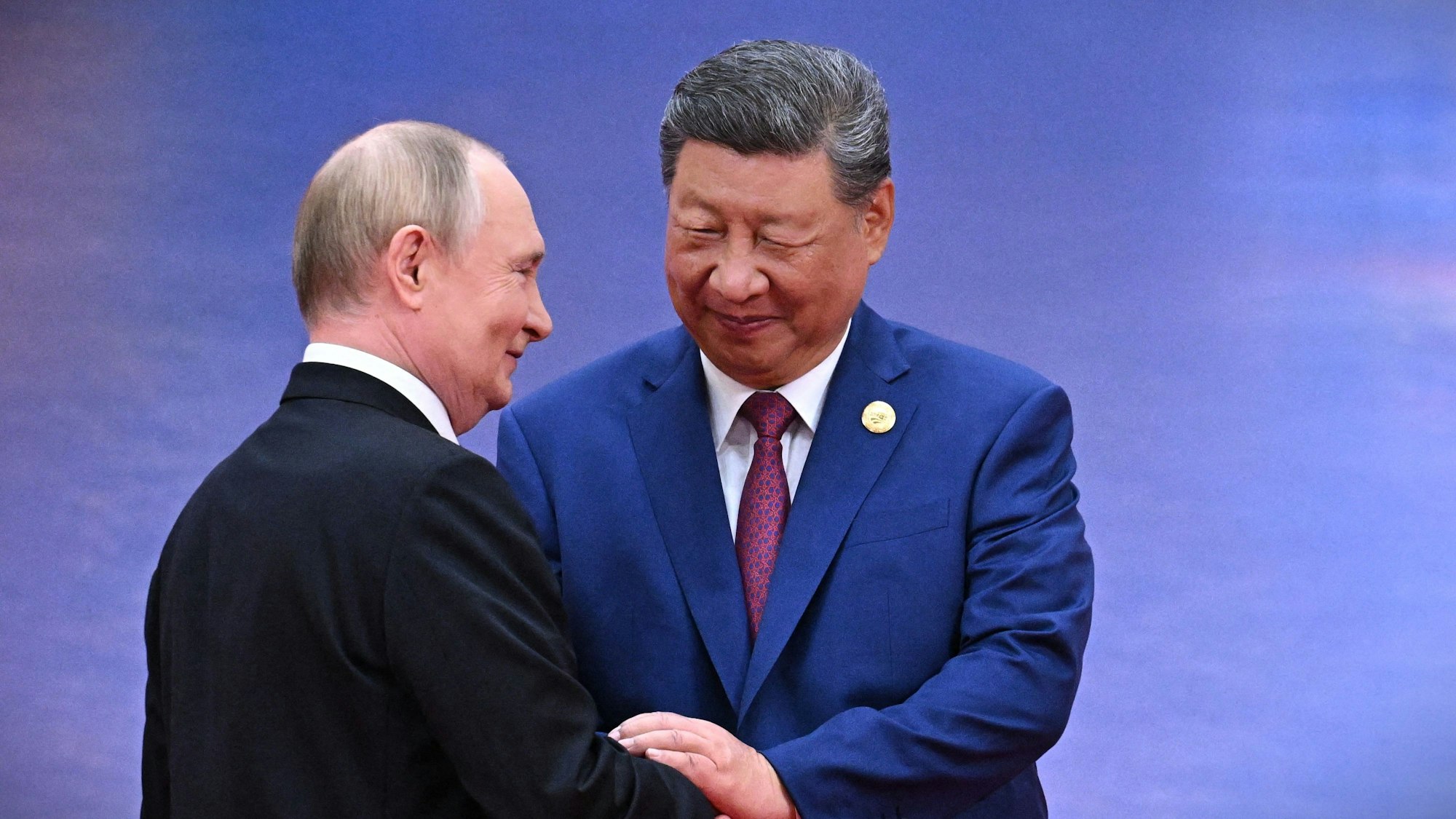 Kremlchef Wladimir Putin zusammen mit dem chinesischen Präsidenten Xi Jinping am Sonntag in Tianjin. Der russische Präsident spricht weiterhin von „Grundursachen“, die für einen Frieden in der Ukraine „beseitigt“ werden müssten. (Archivbild)