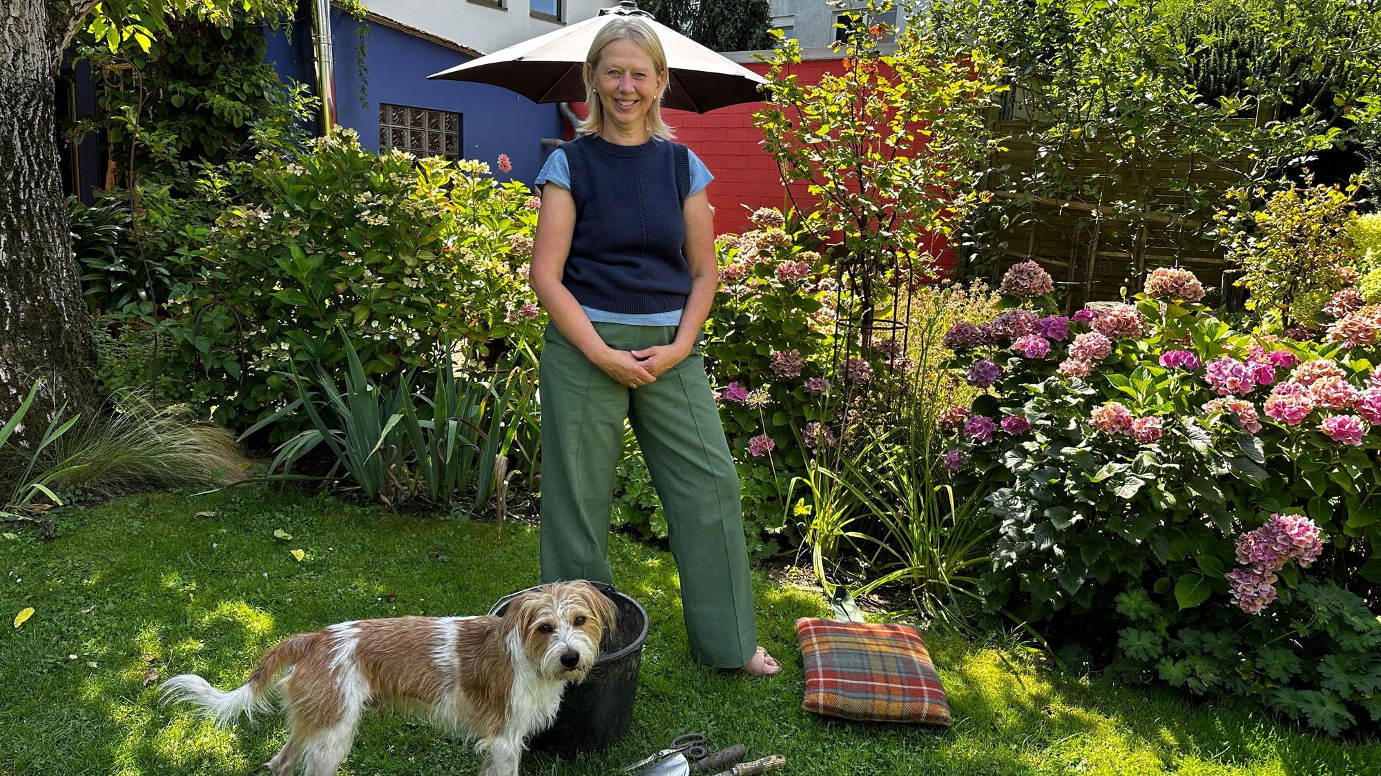 Gartengestalterin Margit Müller-Vorländer mit Hund Hank im eigenen Garten.