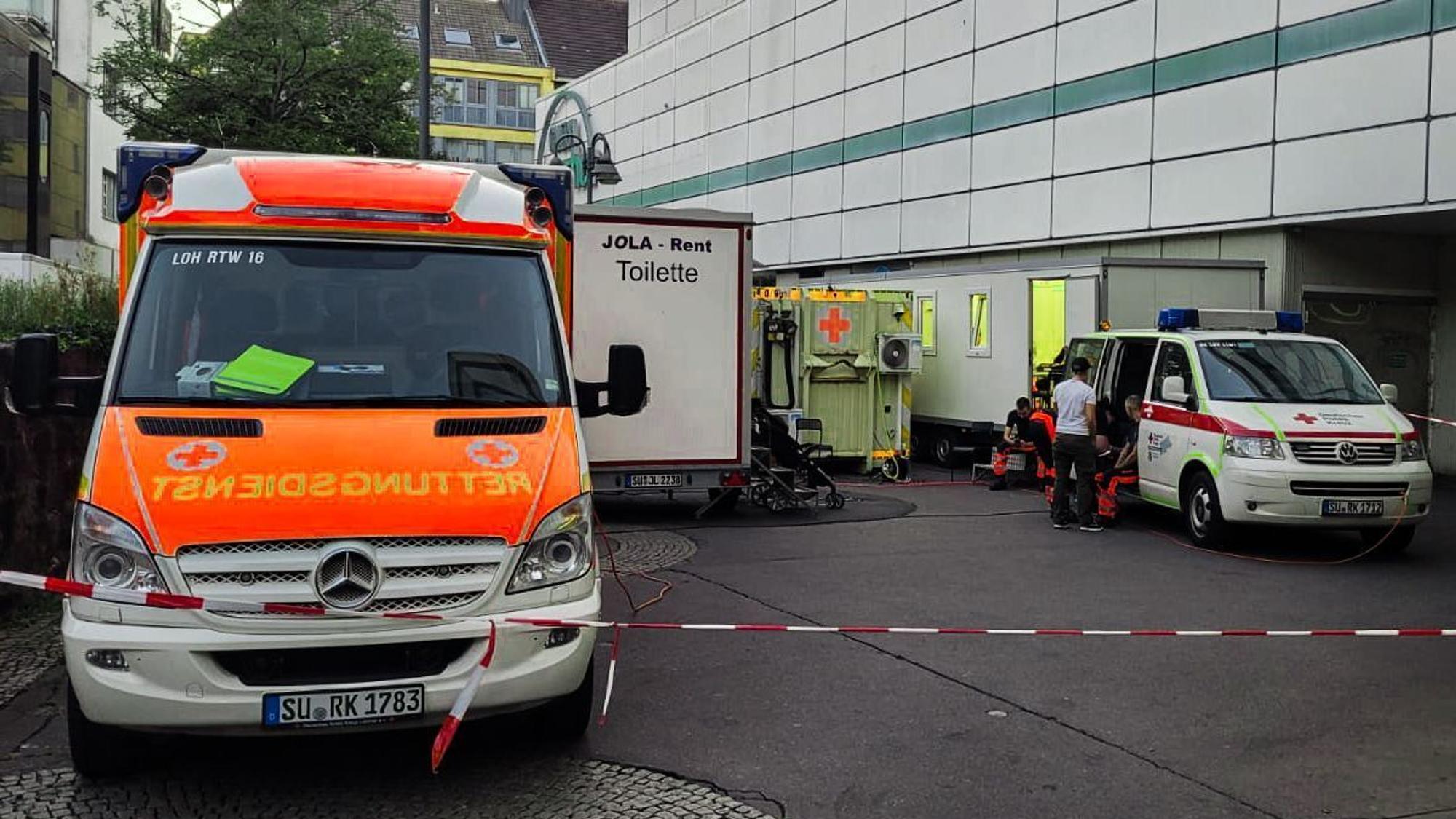 Das Deutsche Rote Kreuz stand beim Stadtfest für Notfälle bereit, zusätzlich waren Sanitäter zu Fuß unterwegs. Zwei Einsatzkräfte wurden bei einem Angriff verletzt.