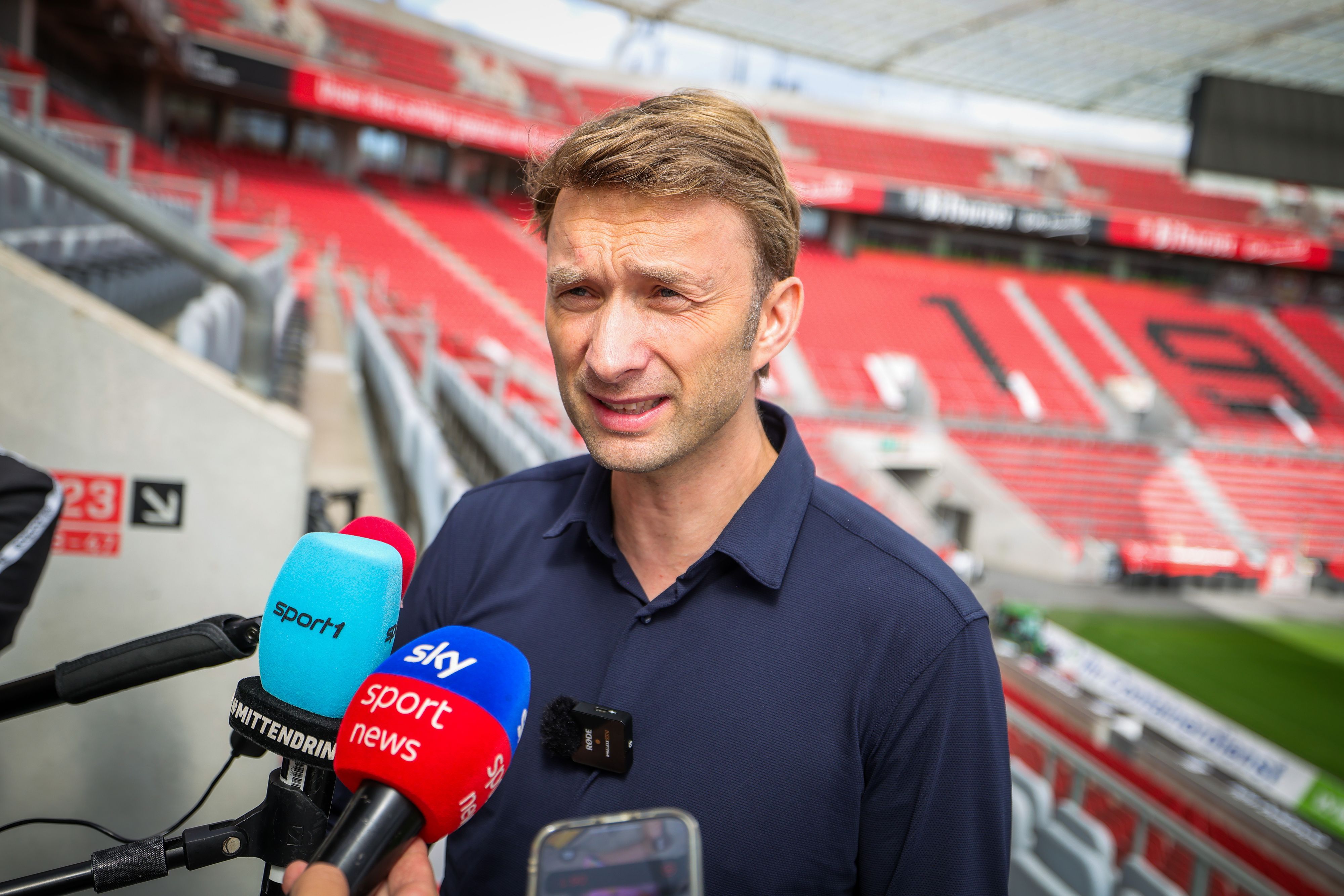 dpatopbilder - 01.09.2025, Leverkusen: Simon Rolfes, Geschäftsführer Sport bei Bayer 04 Leverkusen, mit einem Statement vor Pressevertretern nach der Entlassung von Trainer Erik ten Haag. Foto: Christoph Reichwein/dpa - WICHTIGER HINWEIS: Gemäß den Vorgaben der DFL Deutsche Fußball Liga bzw. des DFB Deutscher Fußball-Bund ist es untersagt, in dem Stadion und/oder vom Spiel angefertigte Fotoaufnahmen in Form von Sequenzbildern und/oder videoähnlichen Fotostrecken zu verwerten bzw. verwerten zu lassen. +++ dpa-Bildfunk +++