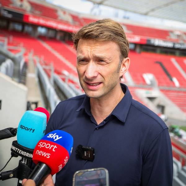 dpatopbilder - 01.09.2025, Leverkusen: Simon Rolfes, Geschäftsführer Sport bei Bayer 04 Leverkusen, mit einem Statement vor Pressevertretern nach der Entlassung von Trainer Erik ten Haag. Foto: Christoph Reichwein/dpa - WICHTIGER HINWEIS: Gemäß den Vorgaben der DFL Deutsche Fußball Liga bzw. des DFB Deutscher Fußball-Bund ist es untersagt, in dem Stadion und/oder vom Spiel angefertigte Fotoaufnahmen in Form von Sequenzbildern und/oder videoähnlichen Fotostrecken zu verwerten bzw. verwerten zu lassen. +++ dpa-Bildfunk +++