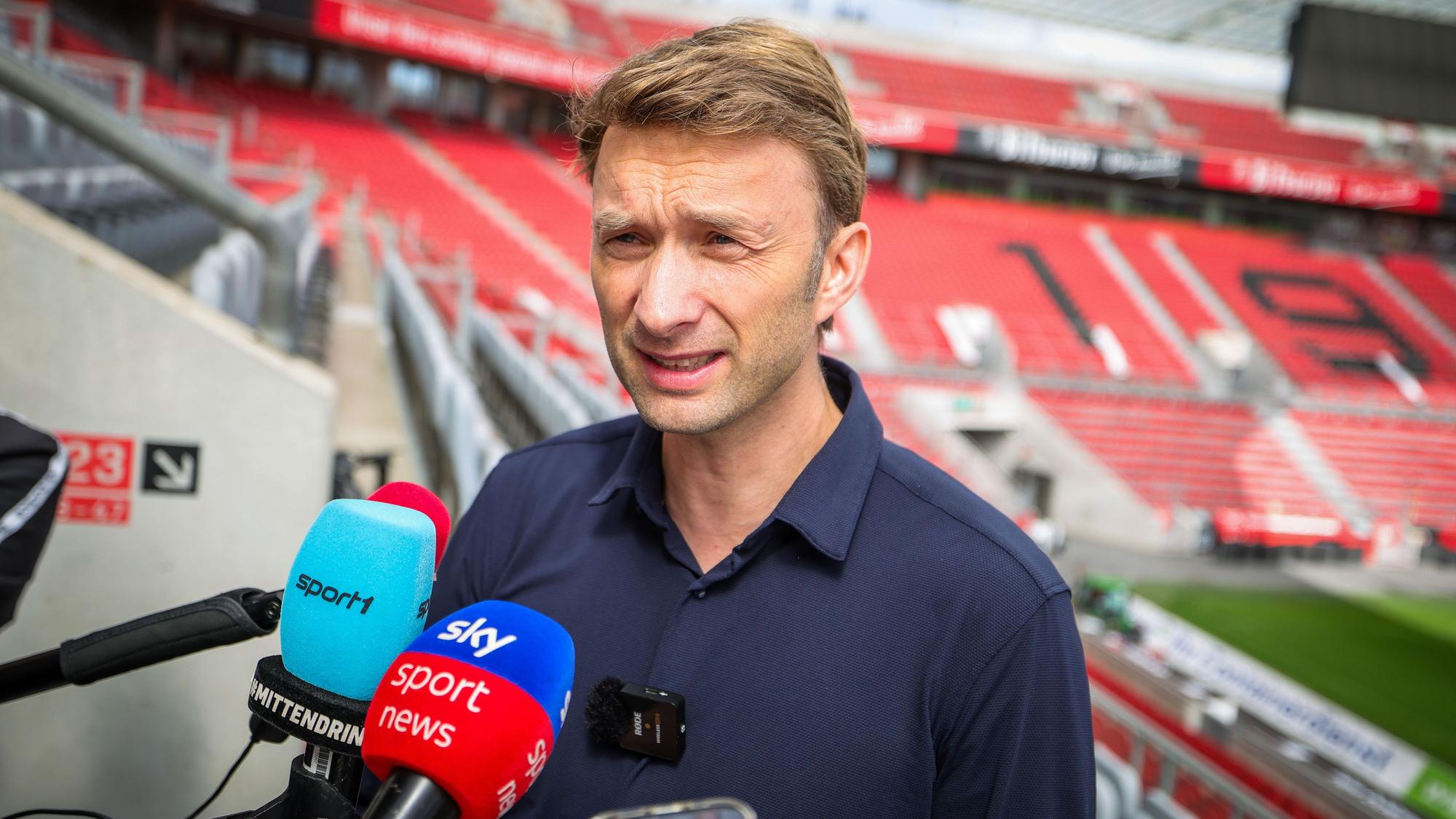 dpatopbilder - 01.09.2025, Leverkusen: Simon Rolfes, Geschäftsführer Sport bei Bayer 04 Leverkusen, mit einem Statement vor Pressevertretern nach der Entlassung von Trainer Erik ten Haag. Foto: Christoph Reichwein/dpa - WICHTIGER HINWEIS: Gemäß den Vorgaben der DFL Deutsche Fußball Liga bzw. des DFB Deutscher Fußball-Bund ist es untersagt, in dem Stadion und/oder vom Spiel angefertigte Fotoaufnahmen in Form von Sequenzbildern und/oder videoähnlichen Fotostrecken zu verwerten bzw. verwerten zu lassen. +++ dpa-Bildfunk +++
