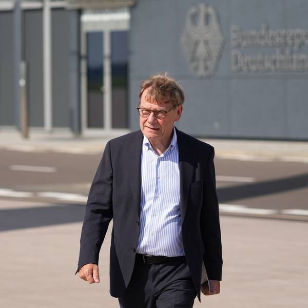 Bundesaußenminister Johann Wadephul (CDU) kommt auf dem militärischen Teil des Flughafens Berlin-Brandenburg (BER) an.