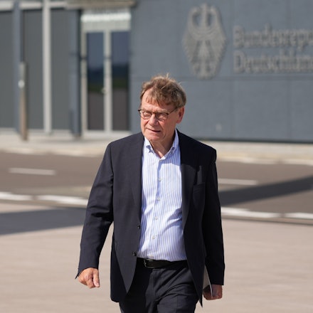 Bundesaußenminister Johann Wadephul (CDU) kommt auf dem militärischen Teil des Flughafens Berlin-Brandenburg (BER) an.